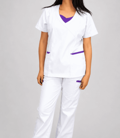 Uniforme Médico Premium Blanco con Detalles Morados para Mujer