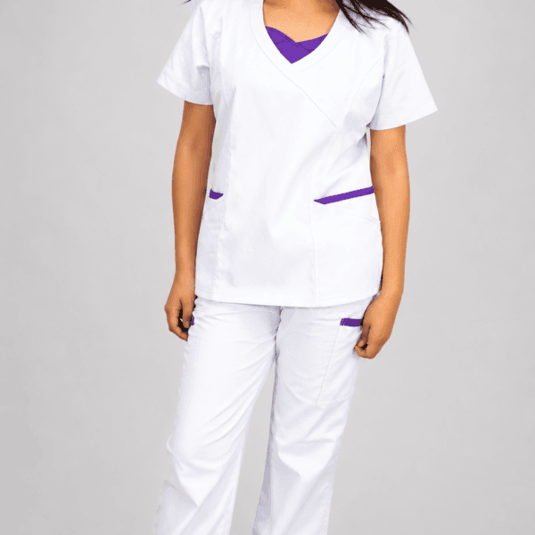 Uniforme Médico Premium Blanco con Detalles Morados para Mujer